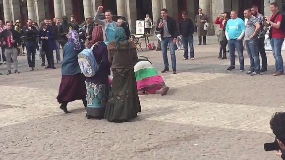 Un aficionado holandés lanza un billete a un grupo de mujeres. 