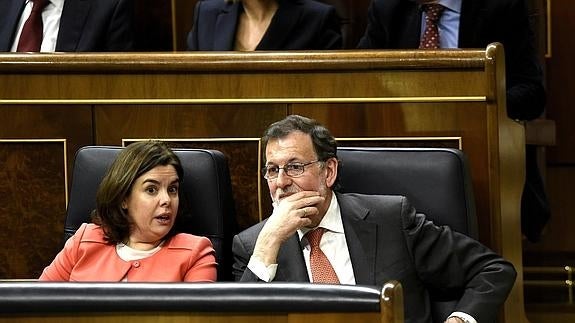 El presidente del Gobierno en funciones, Mariano Rajoy, junto a la vicepresidenta, Soraya Sáenz de Santamaría.