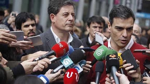 José Ramón Gómez Besteiro, junto a Pedro Sánchez en La Coruña.