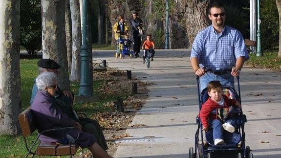 Varias familias en un parque.