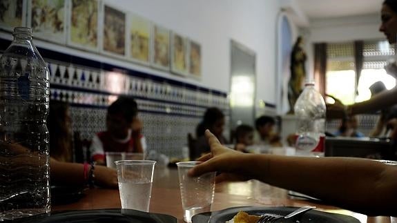 Niños almuerzan en un comedor social.