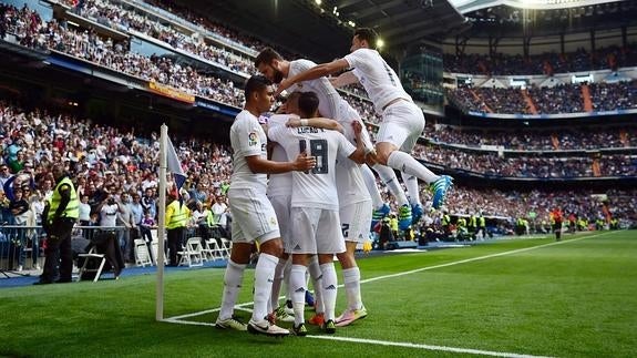 Los jugadores del Real Madrid celebran un gol. 