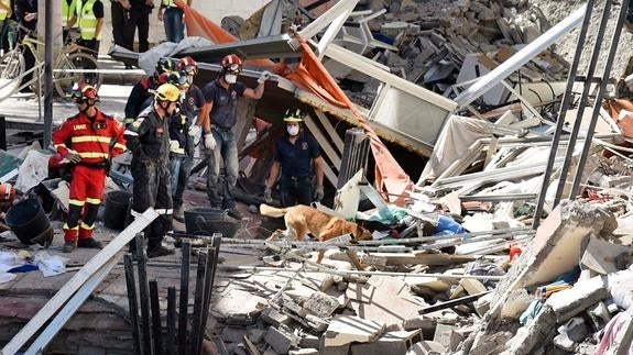 Los bomberos siguen trabajando en la zona. 