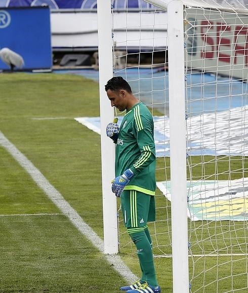 Keylor Navas se santigua durante el partido en Getafe. 