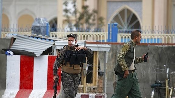Soldados afganos en el lugar donde se ha producido el atentado. 