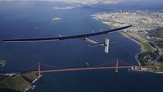 El Solar Impulse 2 sobrevuela San Francisco.