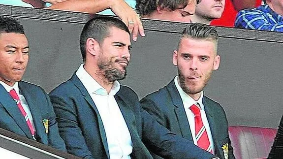 Víctor Valdés junto a De Gea.