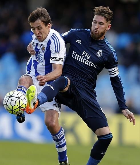 Sergio Ramos (d), ante la Real Sociedad. 