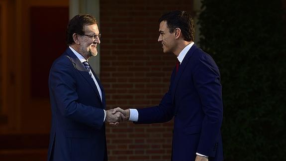 Mariano Rajoy y Pedro Sanchez, durante su encuentro en la Moncloa el pasado diciembre. 