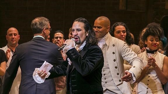 Lin-Manuel Miranda se dirige al público durante el estreno de 'Hamilton'. 