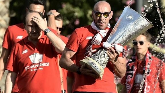 Monchi, con el trofeo de la Europa League. 