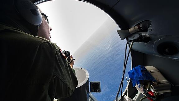 Los equipos de rescate continúan buscando los restos del avión en el Mediterráneo. 