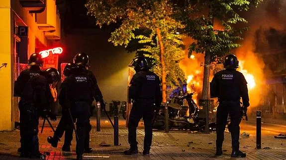 Disturbios en la calle Gracia de Barcelona.