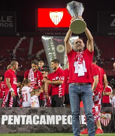 Ramón Rodríguez "Monchi" festeja con la afición la quinta Liga Europa del equipo sevillista. 