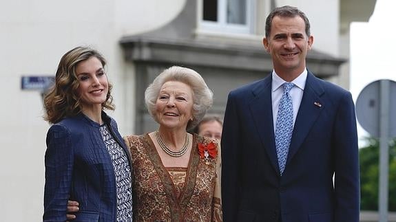 Los Reyes y la princesa Beatriz de Holanda en la inauguración de El Bosco en el Prado.