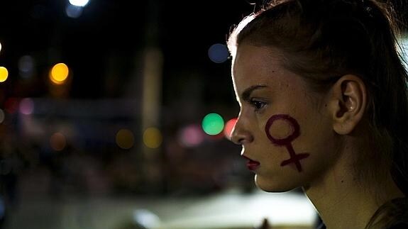 Una de las mujeres que participaron en la manifestación contra la violación de la joven en Río de Janeiro.