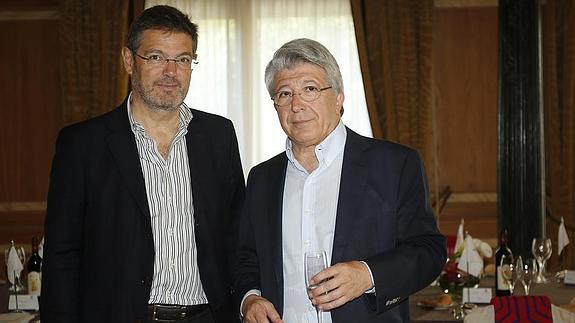 El ministro de Justicia, Rafael Catalá, y el presidente del Atlético de Madrid, Enrique Cerezo.