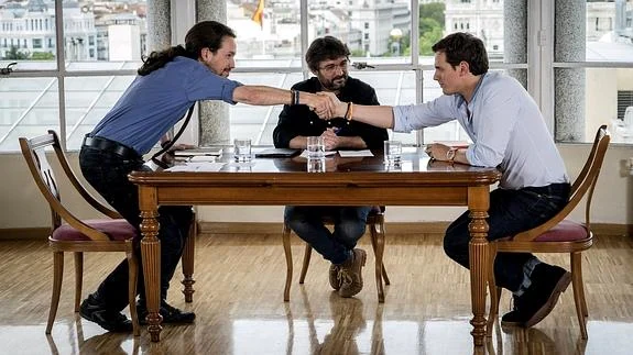 Pablo Iglesias y Albert Rivera se estrechan la mano durante el programa. 