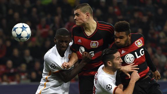Jonathan Tah (d), en un partido con el Bayer Leverkusen. 