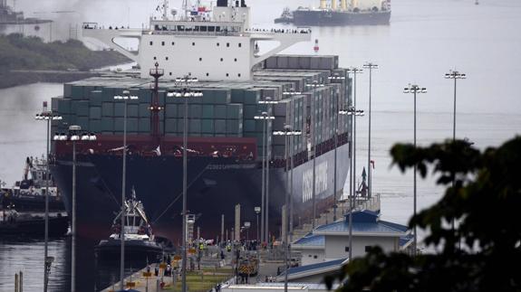 Un barco mercante chino cruza el recién inaugurado Canal de Panamá.