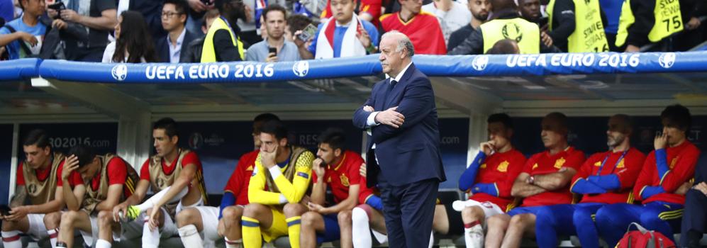 Del Bosque, serio, con el banquillo español detrás.