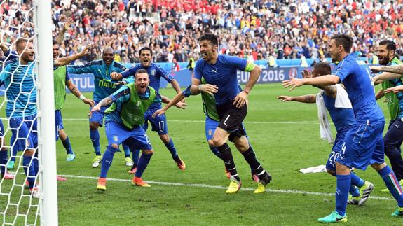 Los italianos celebran el pase a cuartos. 