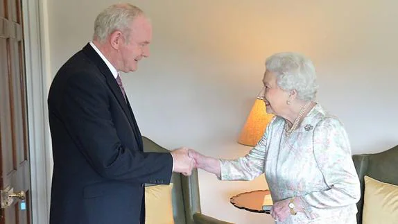 La reina británica Isabel II se reúne con el ministro principal adjunto de Irlanda del Norte, Martin McGuinness.