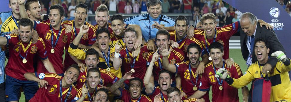 La selección sub21 que ganó el mundial de 2013 celebra la victoria. 