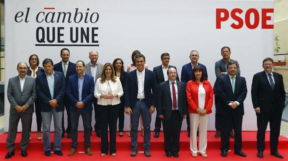 Sánchez, el pasado septiembre en una foto de familia con los 'barones' territoriales. 