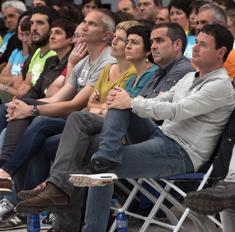 El expresidente de Sortu, Hasier Arraiz (d, primer término) durante el acto junto a otros historicos dirigentes de la formación.