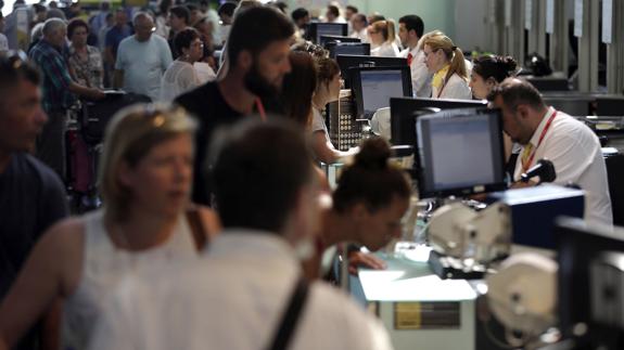 Menos colas ante mostradores de Vueling aunque la jornada se prevé complicada.