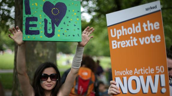 Defensores y detractores del 'Brexit' se manifiestan en un parque de Londres.