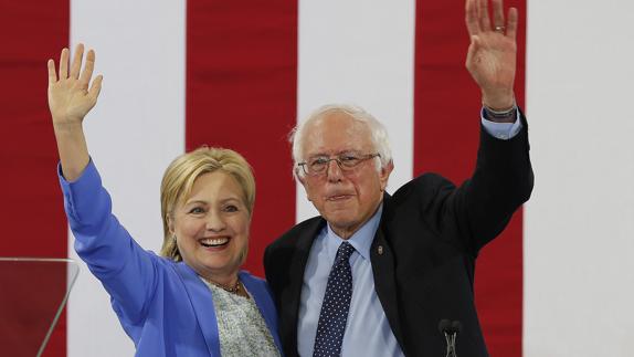 Hillary Clinton y Bernie Sanders. 