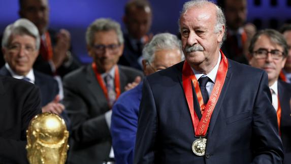 Del Bosque tras recibir la medalla de honor de la FEF. 