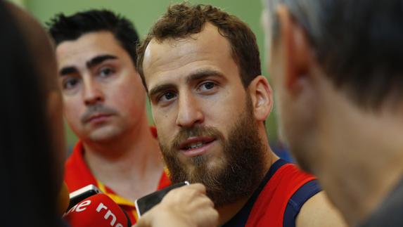 Sergio Rodríguez responde a la prensa. 