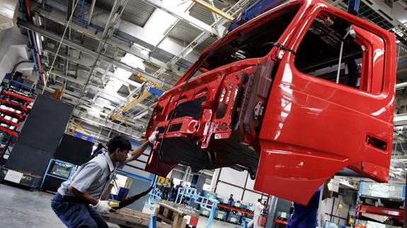 Un empleado en la fábrica de camiones de Volvo.