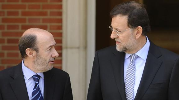 Mariano Rajoy (d), junto a Alfredo Pérez Rubalcaba (i).