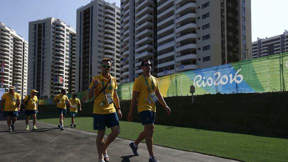 Deportistas caminando por la villa olímpica. 