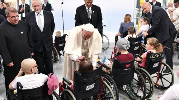 El Papa visita el Hospital Universitario Infantil en Cracovia.