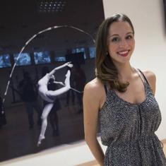 Rodríguez posa delante de un cuadro de rítmica.