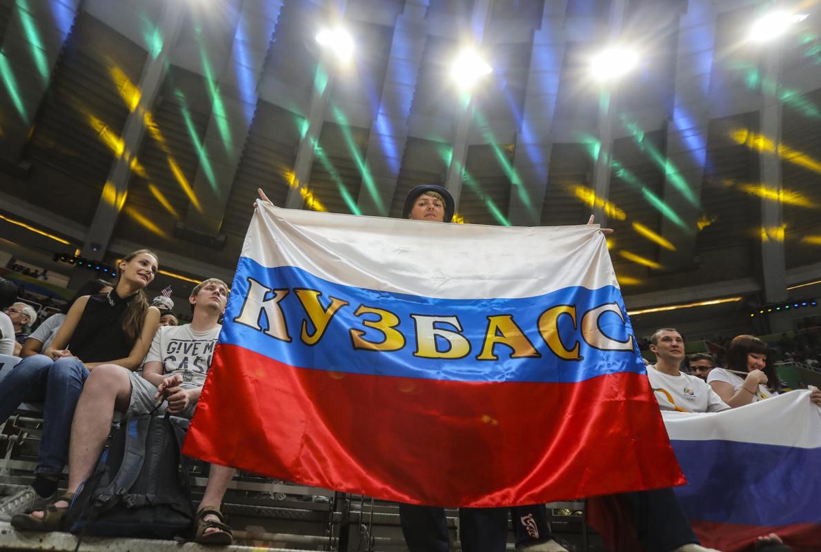 Roman Petushkov (centro), Aleksandr Davidovich (derecha) e Irek Zaripov celebran el pleno de Rusia en la prueba de 15 kilómetros cross country en Sochi