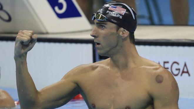 Michael Phelps celebra otro éxito.