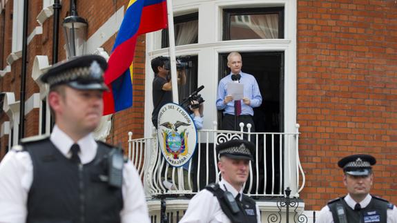 Julian Assange en la embajada ecuatoriana en Londres.