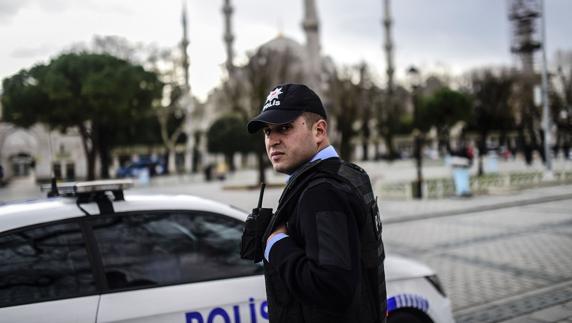 Un agente de policía turco en la plaza de Sultanahmet, Estambul.