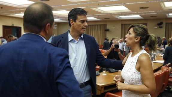 El líder del PSOE, Pedro Sánchez conversa con la diputada del PP Alicia Sánchez Camacho. 