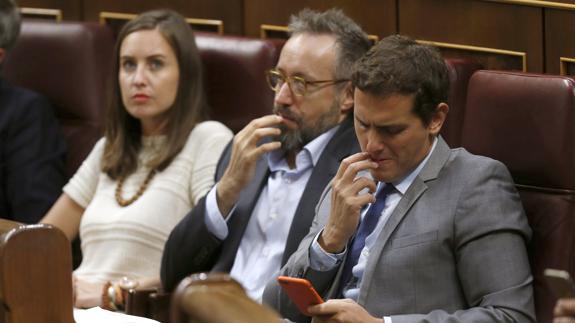 El líder de Ciudadanos, Albert Rivera, junto al portavoz parlamentario del partido, Juan Carlos Girauta. 