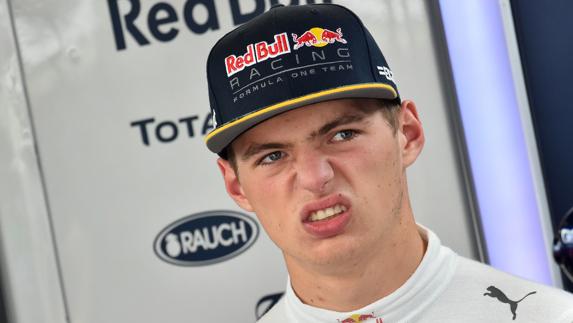 Verstappen hace un gesto. 