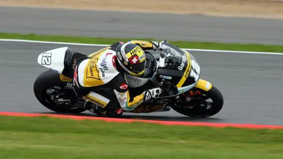 El piloto suizo Thomas Luthi rueda en Silverstone. 