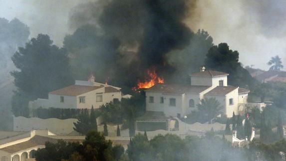 Zona del incendio junto a la urbanización Cumbres del Sol en el paraje natural de La Granadella. 