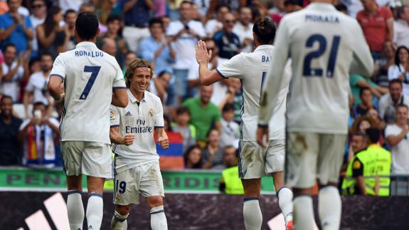 Algunos jugadores del Real Madrid, durante el partido. 